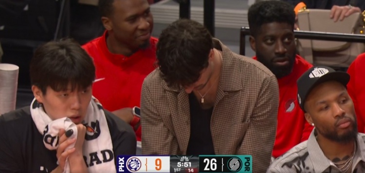 开云体育app下载-很专注！杨瀚森坐在场边阿夫迪亚身旁认真观战 球队大比分领先