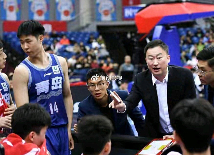 开云体育中国官方网站-青岛男篮憋大招！2米16防守铁闸空降，刘维伟这招棋妙在哪儿？|米奇|克劳福德|贾马尔-克劳福德|广州队|青岛队_新浪体育_新浪新闻