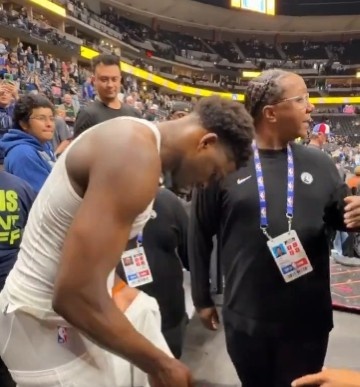 开云体育-真宠粉！爱德华兹赛后送球衣&amp;鞋&amp;签名&amp;合照！球裤差点脱掉